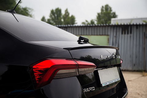 BLACKOUT EDITION. Спойлер лип крашенный Черный глянец Skoda Rapid II Gen (2020 - 2024 - по настоящее время) + УСТАНОВОЧНЫЙ КОМПЛЕКТ
