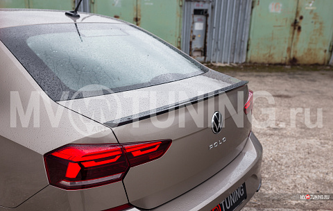 BLACKOUT EDITION. Лип спойлер крашенный Черный глянец для VW Polo Liftback 2020 - 2023 + УСТАНОВОЧНЫЙ КОМПЛЕКТ